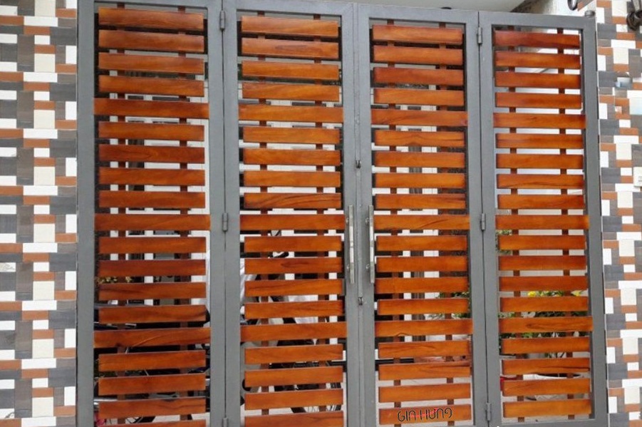 Cửa Sắt 4 Cánh Kết Hợp Vật Liệu Khác