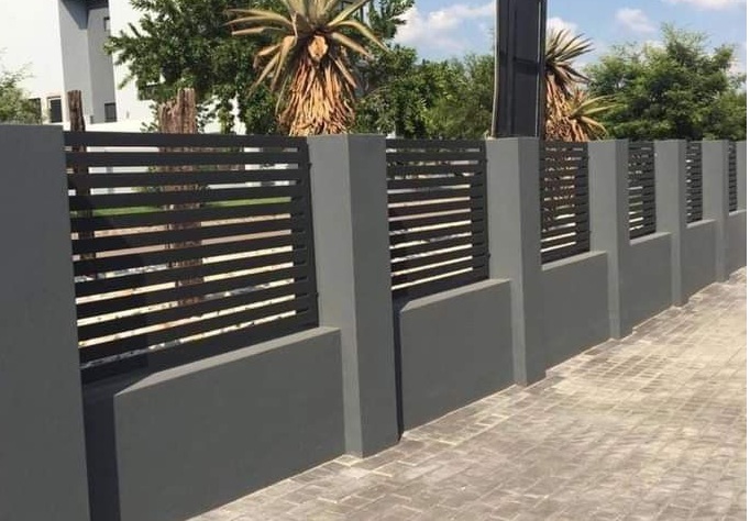 Hàng rào sắt hộp thanh ngang hiện đại tạo cảm giác rộng rãi, khỏe khoắn cho không gian