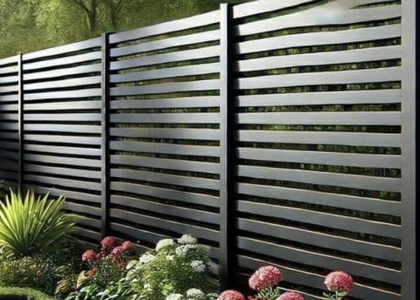 Hàng rào sắt hộp thanh ngang hiện đại tạo cảm giác rộng rãi, khỏe khoắn cho không gian