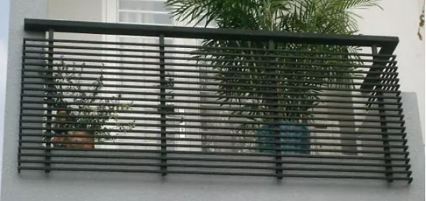 Mẫu lan can sắt hộp ngang đẹp đơn giản cho ban công