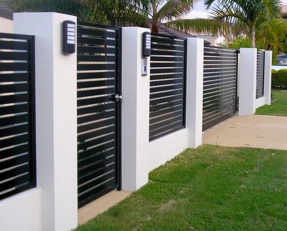 Hàng rào sắt hộp thanh ngang hiện đại tạo cảm giác rộng rãi, khỏe khoắn cho không gian