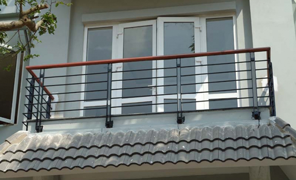 Mẫu lan can sắt hộp ngang đẹp đơn giản cho ban công